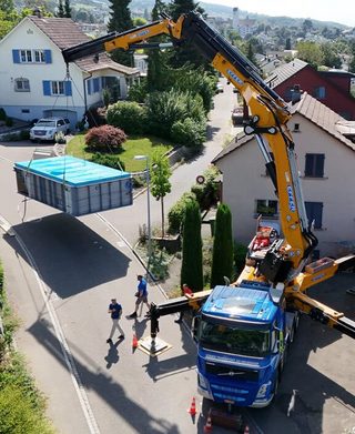p4n-biominipool-lieferung-mit-kran-in-den-garten