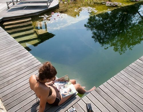 pool-for-nature-outdoor-frau-magazin-lesen-schwimmteich