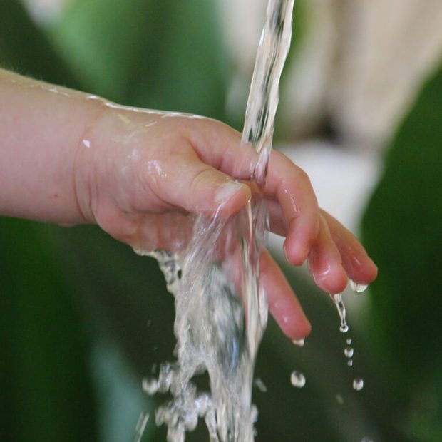 natur-nachhaltigkeit-kinderhand-wasser