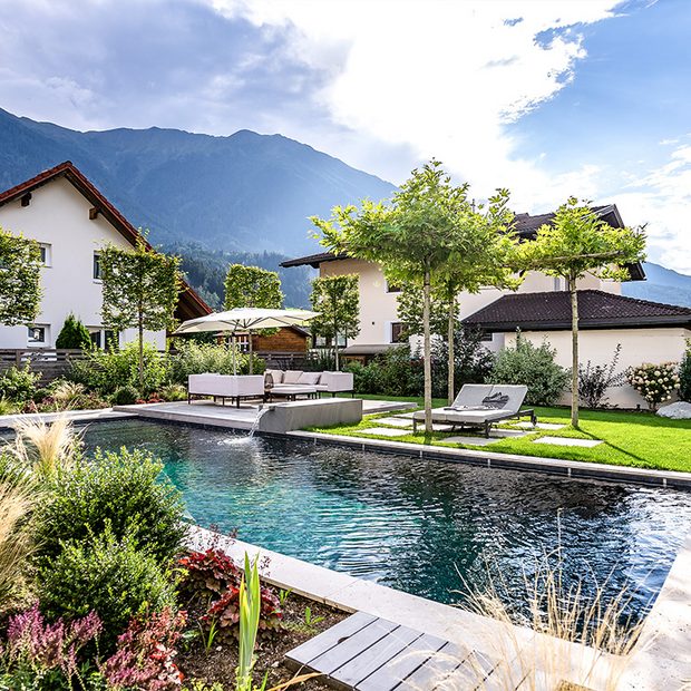 Garten mit Biopool, Outdoormöbeln und Sonnenliegen