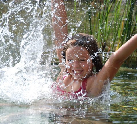 nachhaltigkeit-maedchen-spass-wasser