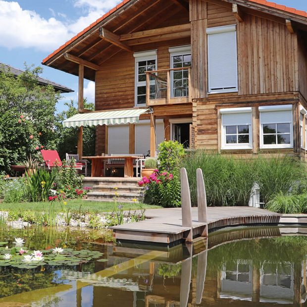 schwimmteich-p4n-holzsteg-seerosen