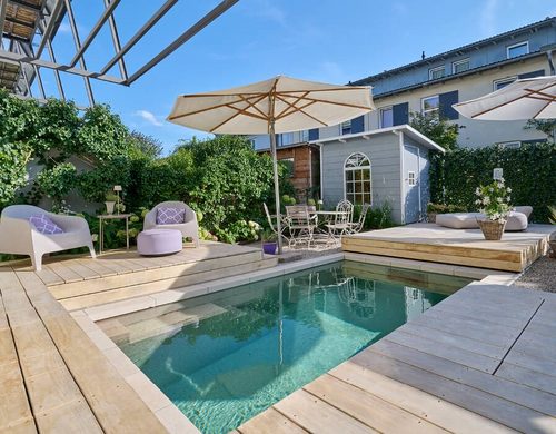 p4n-biominipool-schweiger-holzumrandung-sonnenschirm-outdoormoebel
