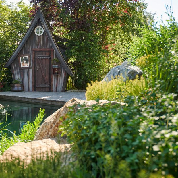 natur-nachhaltigkeit-gartenhuette-pflanzen-stein